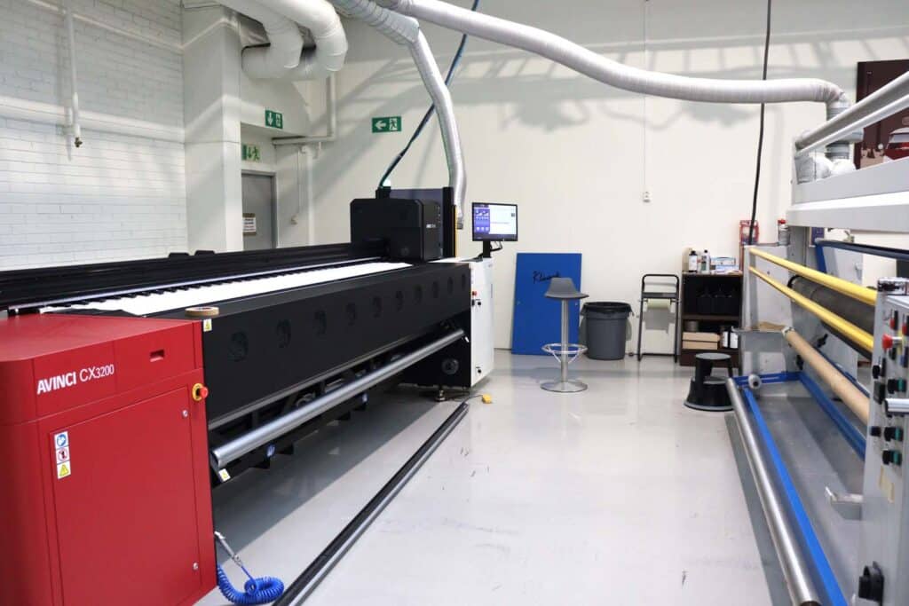 CC Reklamepartner ITAB Agfa Avinci 1024×683 The Avinci sublimation printer with a separate calendar unit and cutting table connected.