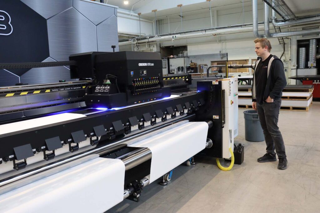 CC Reklamepartner ITAB Agfa Oberon 2 1024×683 The Oberon RTR3300 roll-to-roll printer can also print on textiles