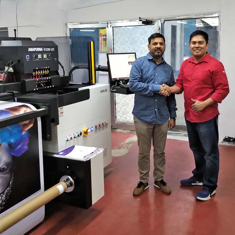 Delfina Promotions Handshake With Agfa Service Engineer Congrats for a successful inkjet installation